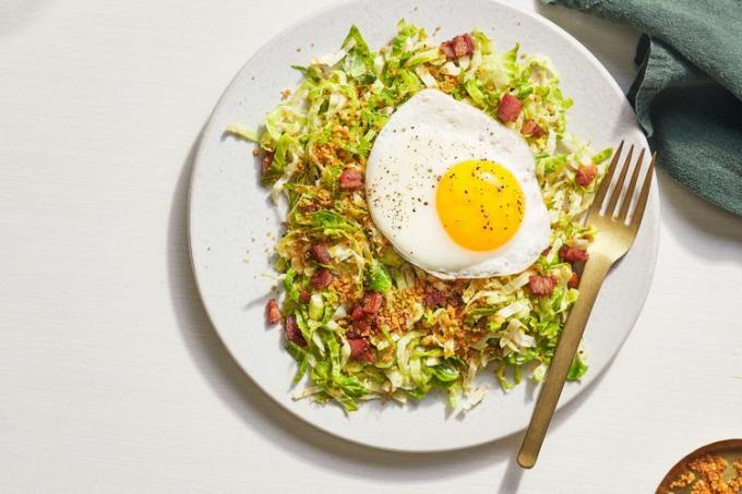 rosenkål-salat-pancetta-stekt-egg-ekte enkelt