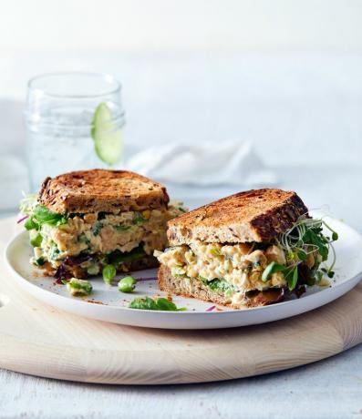 Kikertsalatsmørbrød på en tallerken