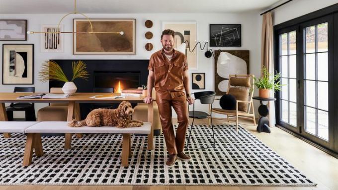 Bobby Berk med hund i vakkert designet rom