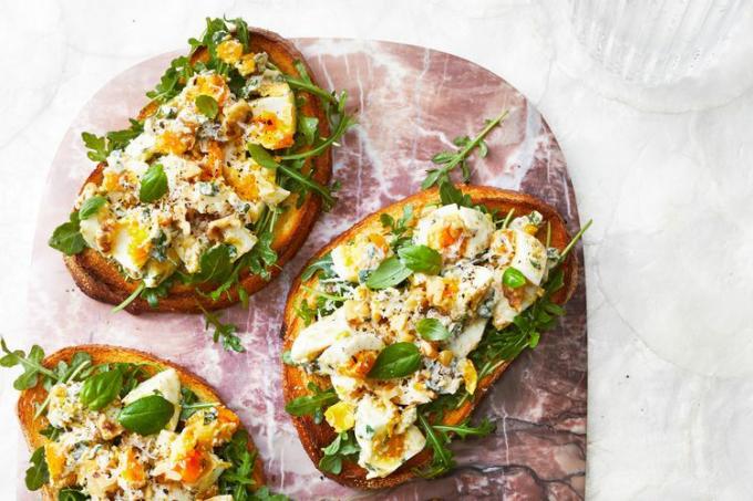 pesto-egg-salat-toasts-realsimple-0522DIN_029