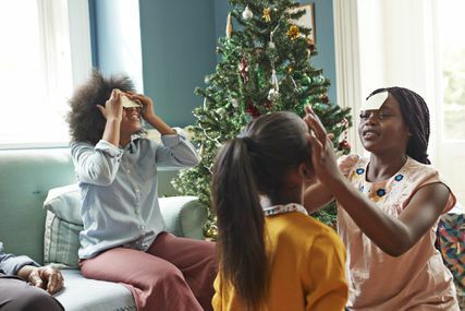 christmas-games: familie som spiller et julespill sammen