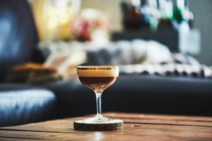 Denne avkjølte, forfriskende martini kombinerer espressokaffe, kaffebrennevin og enkel sirup. Nybrygget espresso er best her – bare la den avkjøles i kjøleskapet noen øyeblikk, slik at den ikke smelter all isen din (og blir vannet).