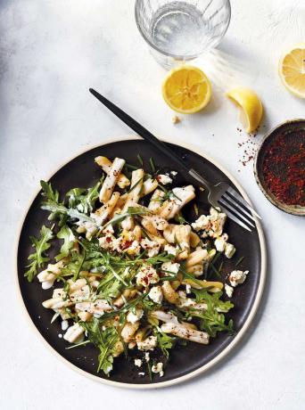 Helhvete Penne med marinert feta og ruccola