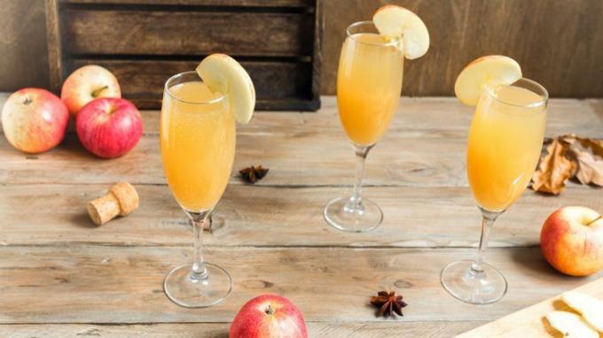 Eplecidercocktailoppskrifter - ideer til epleciderdrinker med alkohol (eplecider bellini)