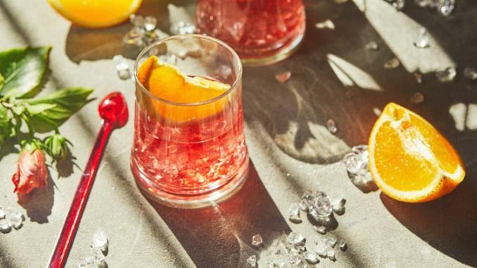 Deilige negroni-cocktails med campari, gin, vermouth og skiver av sitrusappelsin og is