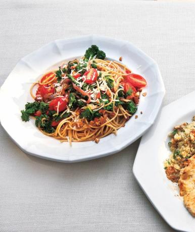 Fullkornsspaghetti med hvitkål og tomater