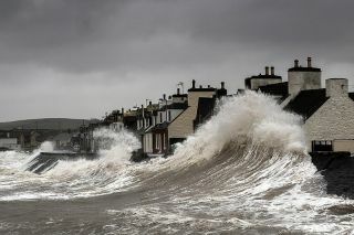 Stormbølge av David Baird CC BY-SA 2.0 DEED