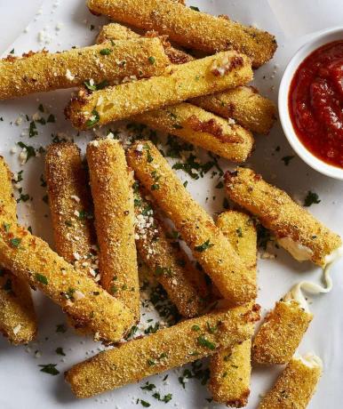 Maismel-Crusted Mozzarella Sticks