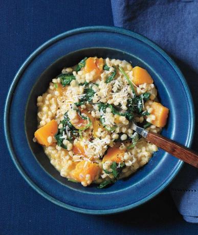 Bakt byggrisotto med butternut squash i en blå bolle