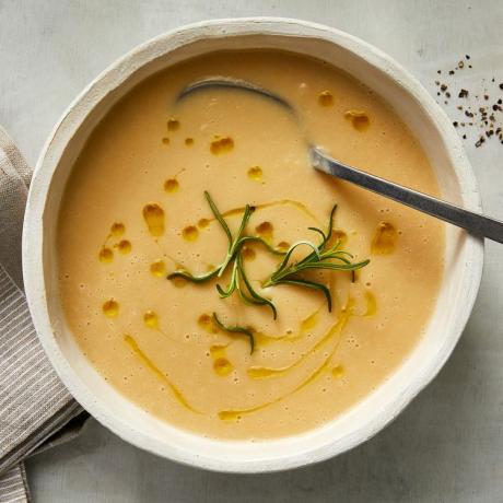 I denne oppskriften på kremet miso hvit bønnesuppe blander miso seg inn i den silkeaktige basen og trekker frem friske rosmarinblader, øker rikdommen av smør og gir en smakfull dybde til cannellini bønner.