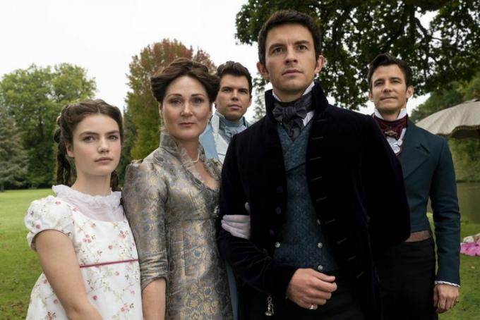 Florence Emilia Hunt som Hyacinth Bridgerton, Ruth Gemmell som Lady Violet Bridgerton, Luke Newton som Colin Bridgerton, Jonathan Bailey som Anthony Bridgerton, Luke Thompson som Benedict Bridgerton i episode 207 av Bridgerton