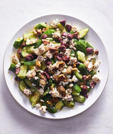 Knust agurksalat med krydret feta og oliven