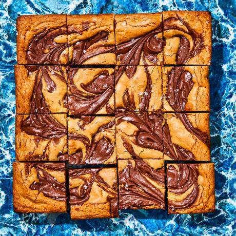 Hazelnut Swirl Blondies skåret i firkanter på blå bakgrunn