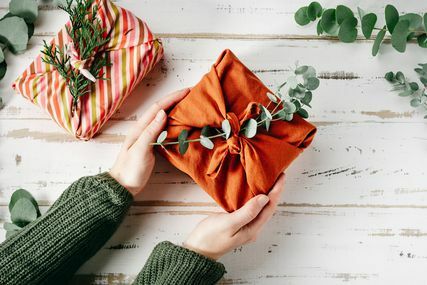 eco-gift-wrap-ideas-GettyImages-1344764030