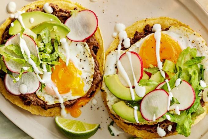 Svarte bønner og egg-Over-enkel Tostadas