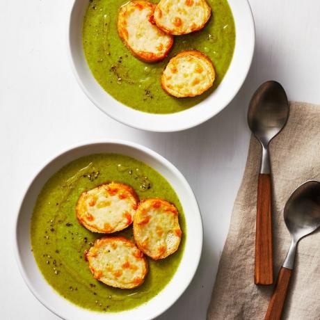 Brokkolisuppe med cheddarkrutonger Oppskrift