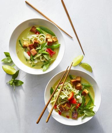 Grønn kokosnøttkarri med zucchininudler og tofu