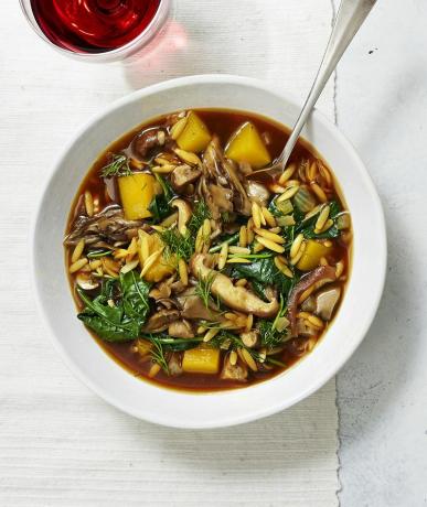 Squash, sopp og grønnkålsuppe med dill