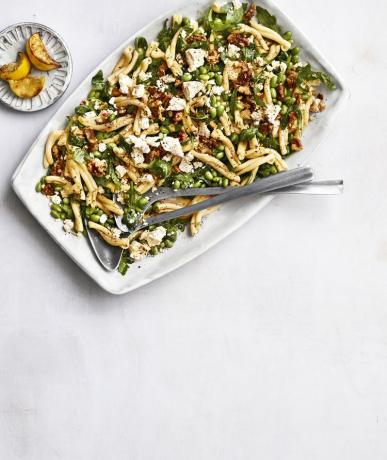 Edamame pastasalat i serveringsfat med ristede sitroner