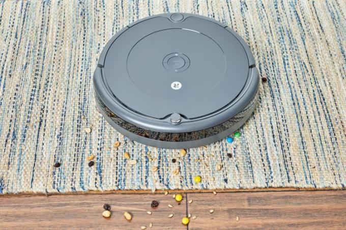 iRobot Roomba 694 Robotstøvsuger-sporblanding fra et teppe og tregulv