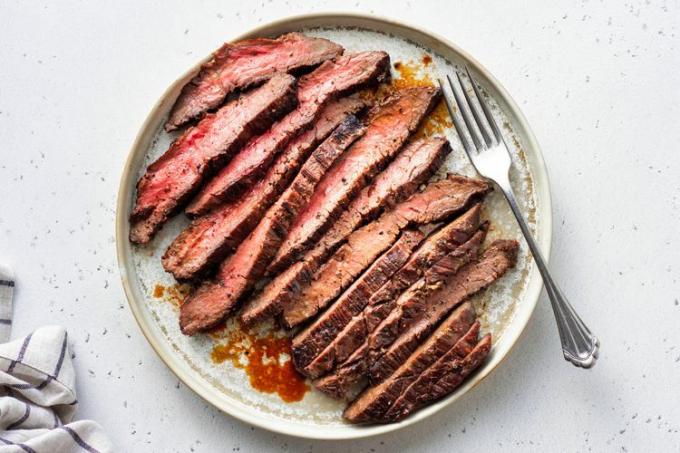 skiver Jack Daniel's Flank Steak på en tallerken 